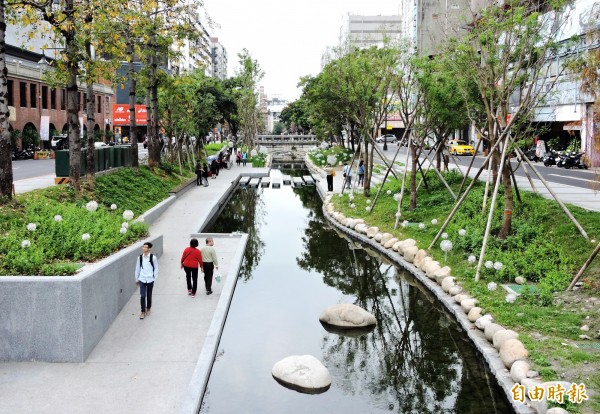 綠川已成為台中市熱門打卡景點。（記者張菁雅攝）