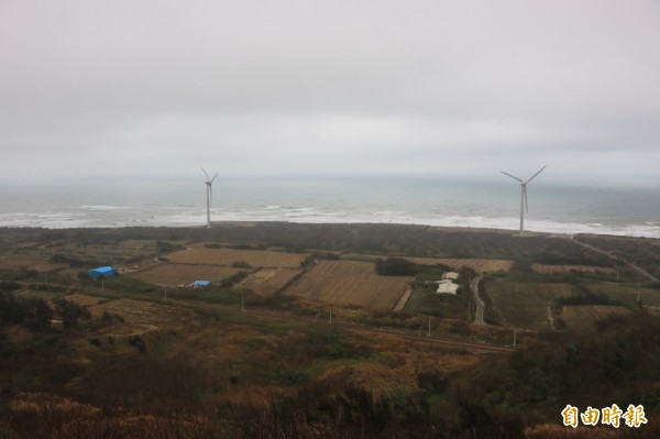 後龍鎮半天寮休閒文化園區的好望角，可俯瞰沿海農田及碧海藍天，附近矗立幾座風車，是拍照熱門景點。（記者鄭名翔攝）