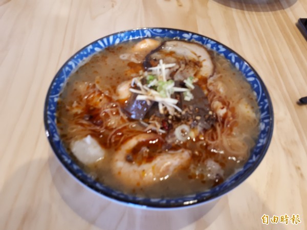 帥哥型男為你煮一碗有媽媽味道的幸福「台式鹹粥」。(記者洪美秀攝)