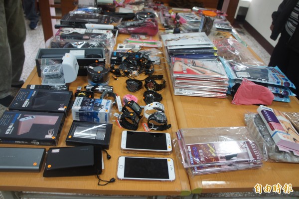 越南潘姓漁工年節期間偷遍澎湖,戰利品琳瑯滿目。(記者劉禹慶攝)