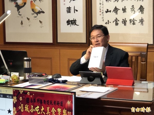 史上首見，彰市長邱建富坐鎮市長室化身拍賣員，現場直播抽獎送大獎。（記者湯世名攝）