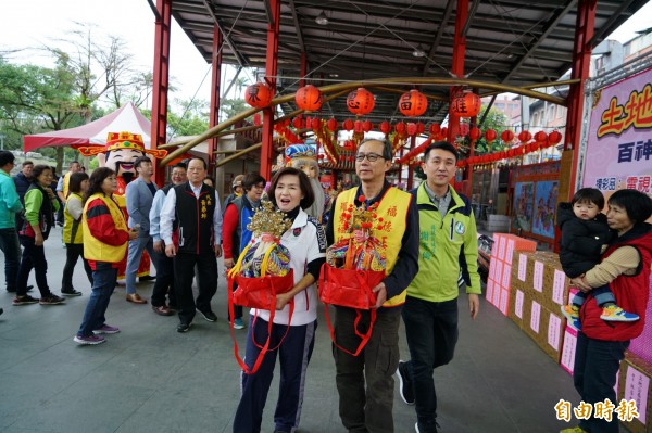 土地公春遊活動祈求風調雨順。（記者江志雄攝）