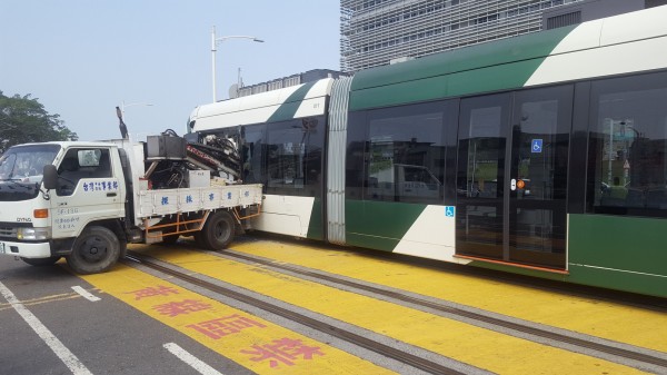 高雄輕軌今天與一輛貨車發生車禍，畫面似貨車穿越車廂。（記者黃旭磊翻攝）