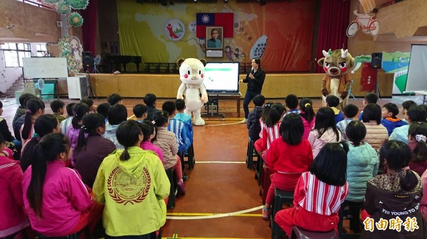 台東林管處關山工作站利用動物布偶，吸引小學生的注意力。（記者王秀亭攝）