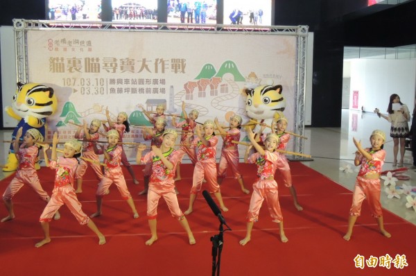 三義鄉建中國小歌謠學生表演客家歌舞，博得滿堂彩。（記者張勳騰攝）
