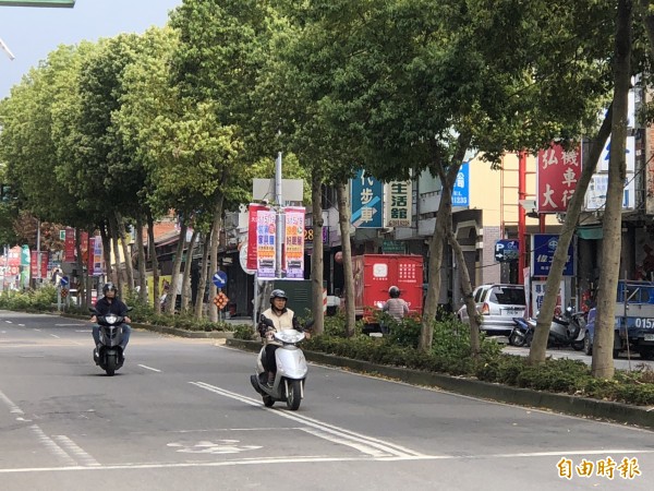 埔里鎮中山路3段與水裡巷的丁字路口，常有機車違規跨越雙白實線由中山路左轉水裡巷，也導致事故頻傳。（記者佟振國攝）