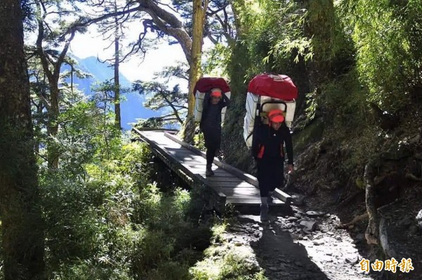 玉山供餐都由廠商搬運上山,盼透過廚餘減量,降低高山生態壓力。(玉管處提供)