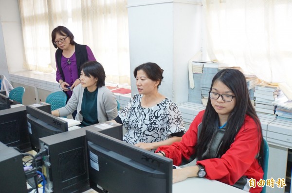 媽媽們到學校「玩電腦」，翻轉對電腦遊戲的刻板印象。（記者詹士弘攝）