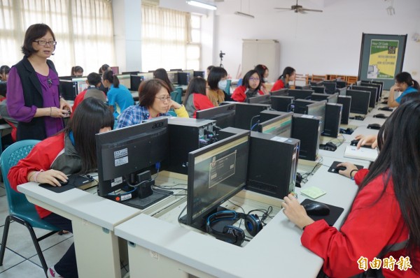 媽媽們到學校「玩電腦」，翻轉對電腦遊戲的刻板印象。（記者詹士弘攝）