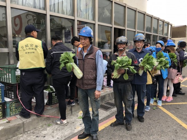 台塑六輕廠今起連3天送蔬菜給員工帶回家。（民眾提供）