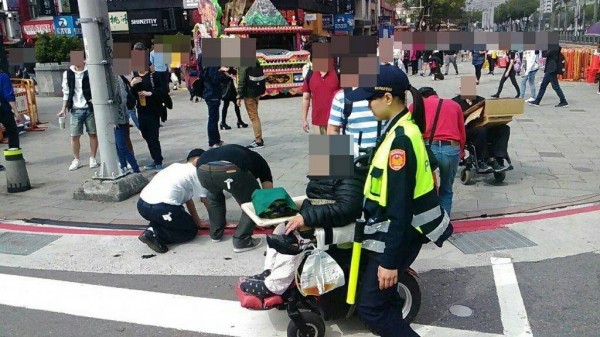 警員蘇筠媗協助行動不便的陳姓婦人叫車返家。（記者劉慶侯翻攝）