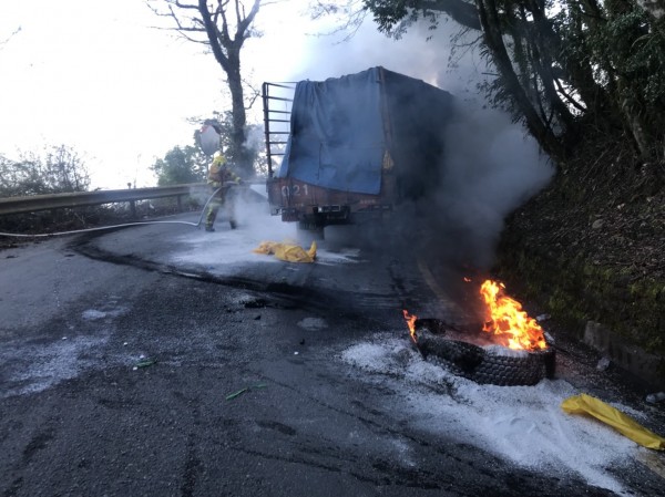 仁愛鄉台14甲線18.5K翠峰路段發生大貨車火燒車意外,現場冒出熊熊火焰。(圖:仁愛消防分隊提供)