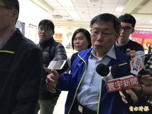 面對媒體追問北農爭議，台北市長柯文哲不發一語。（記者沈佩瑤攝）