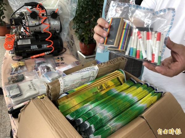 警方起獲大麻、梅片、粉狀搖頭丸,以及含有一粒眠、FM2成分的新興毒品「彩虹煙」等各式毒品(記者邱俊福攝)