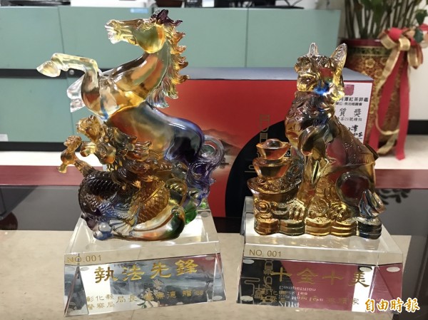 彰警刑大偵三隊連2年獲頒的編號001破案獎座,左側為去年的「駿馬」,右側為「神犬」,相當珍貴。(記者湯世名攝)