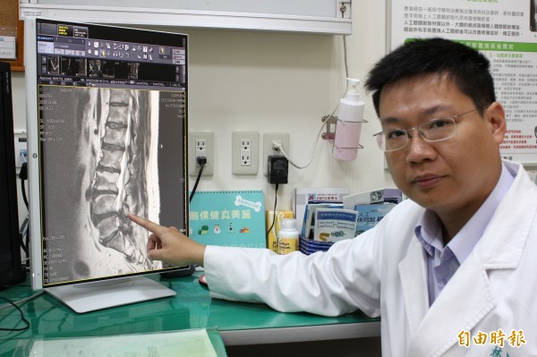 65歲林姓男子上下樓梯會膝蓋痛,還以為與膝蓋退化有關,聖馬爾定醫院骨科醫師林宗志(見圖)說,經檢查,是脊椎狹窄神經壓迫導致,建議患者身體不適應到醫院檢查,對症下藥。(記者王善嬿攝)