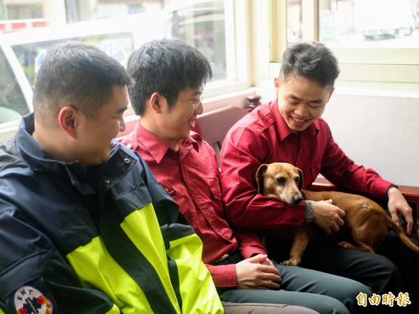 羅東分隊的消防工作犬翔翔跟隊員感情深厚。（記者簡惠茹攝）