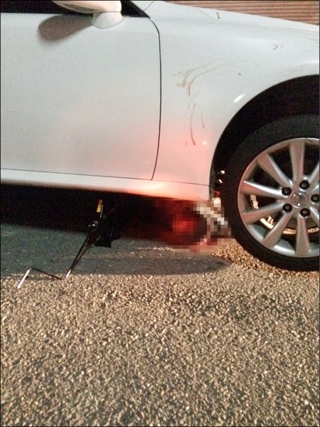 王男被林男的車子衝撞,王男捲入車底身亡。(記者丁偉杰翻攝)