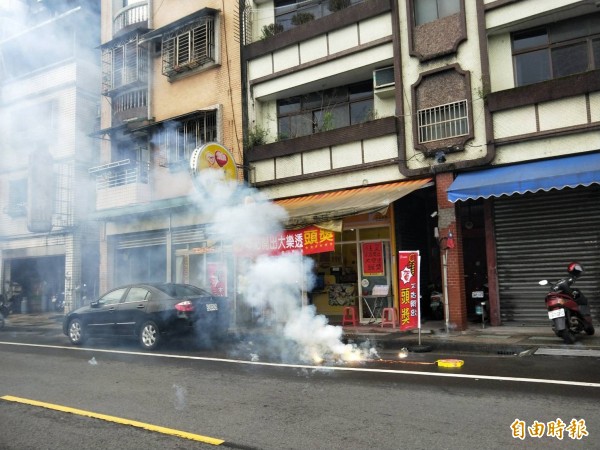 基隆市暖暖區過港路156號「億丁發彩券行」，開業三年多首次開出大樂透頭獎，店家開心燃放鞭炮慶祝。（記者林欣漢攝）