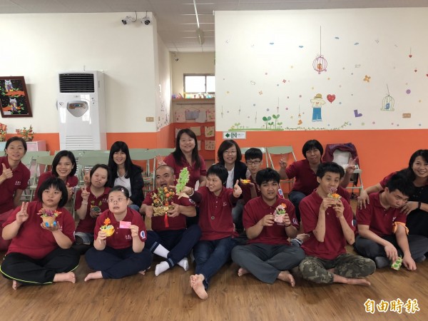 設在九如鄉大坵社區的社區式日間服務佈建據點,學員們開心秀出作品。(記者羅欣貞攝)