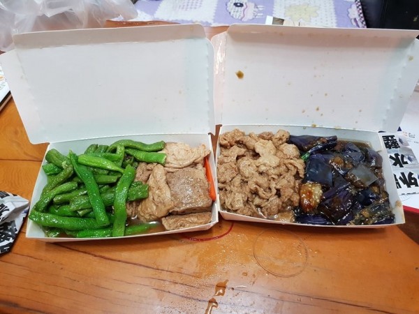 民眾爆料,他到新竹城隍廟旁一間專賣素食的自助餐攤位吃飯,點了面筋、菜豆、茄子、豆皮4樣菜,結帳時竟要價290元。(記者王駿杰翻攝)