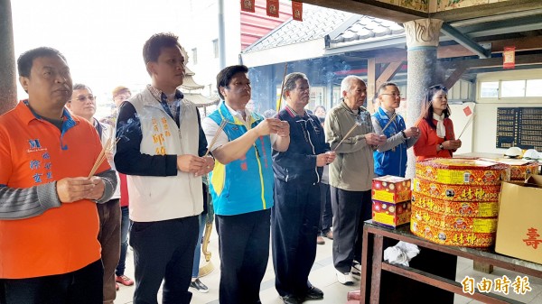 苗栗市長邱炳坤、代表會主席賴桂煖、代表曾秋桃、縣議員邱鎮軍、謝文禓、福安里長徐玄漳等人持香敬拜本境伯公,祈祝工程順利圓滿。(記者彭健禮攝)