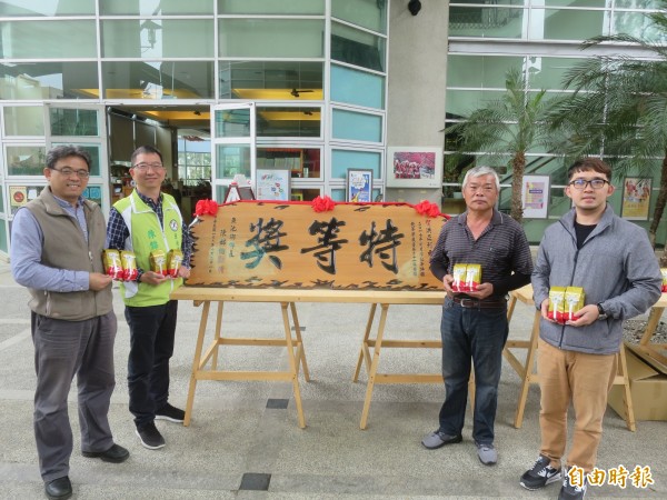 魚池鄉公所推廣紅茶產地標章,特等獎茶農洪正利(右二)也加入認證,鄉長陳錦倫(左二)盼藉此提升紅茶產業發展。(記者劉濱銓攝)