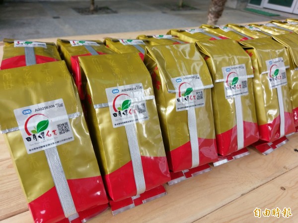 魚池鄉公所推廣紅茶產地標章,今年還加上QR code,讓茶葉溯源更方便。(記者劉濱銓攝)