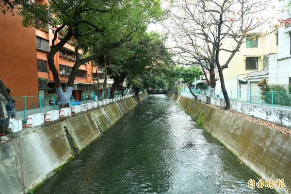 市府目標是在109年底完成綠川全流域整治。（記者歐素美攝）