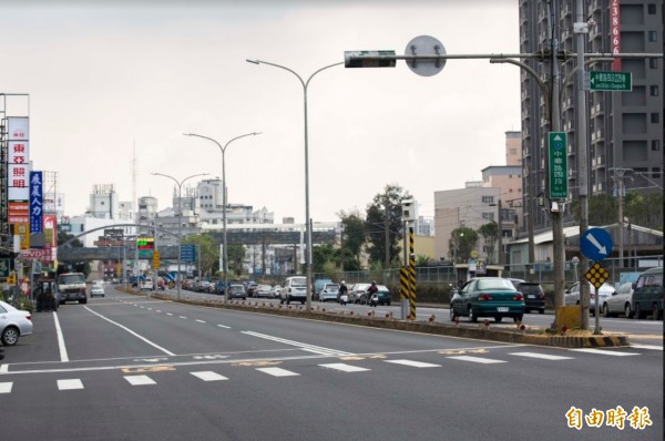新竹市政府推動路平計劃，今年將完成60萬平方公尺的路平面積，總計近4年將完成200萬平方公尺的路平面積。（記者洪美秀攝）