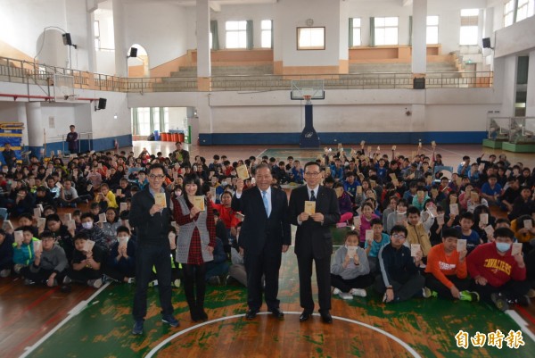 國際基甸會生命教育列車啟動，巡迴澎湖各校園及捐贈聖經。（記者劉禹慶攝）