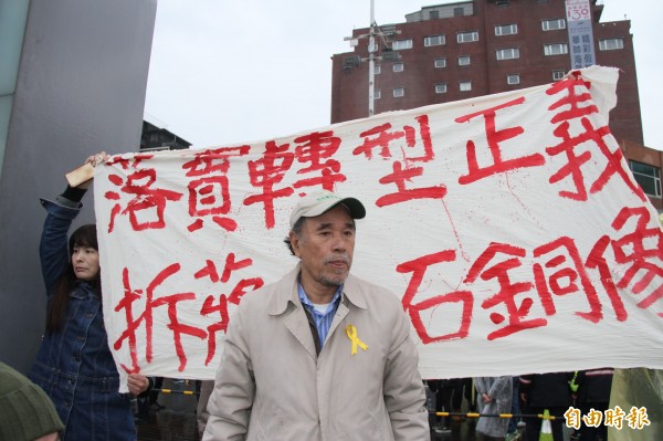 去年3月8日,蔡丁貴率眾到基隆抗議,要求拆除蔣介石銅像,落實轉型正義。(記者林欣漢攝)