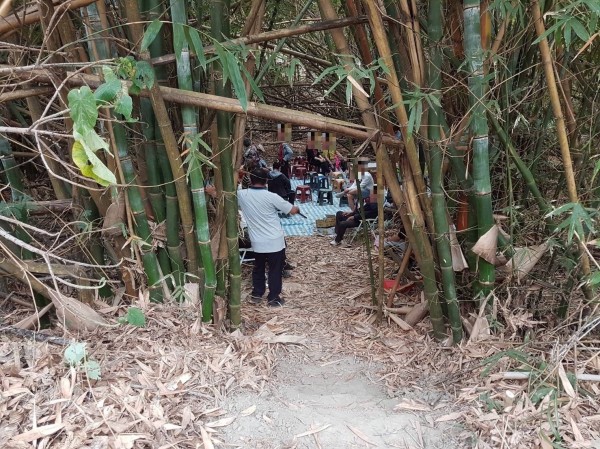 天九牌賭場藏身竹林內，十分隱密。（記者蘇福男翻攝）