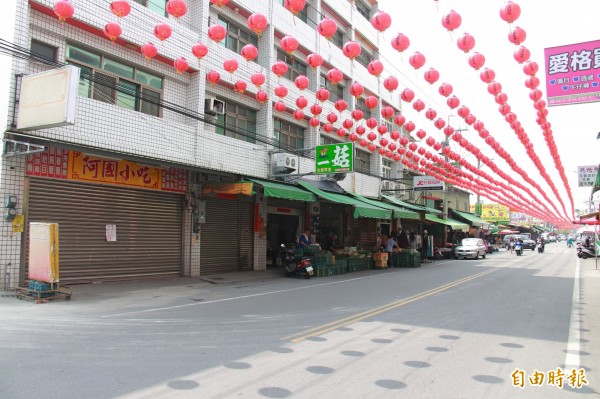 有民眾PO文說，半夜在社頭菜市場附近小吃店遇到一頭鹿在散步過馬路。（記者陳冠備攝）