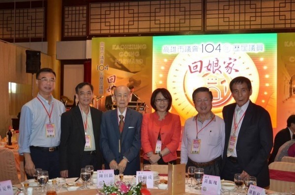 高市老議長陳田錨(左三)今辭世,圖為3年前高市議會舉辦議員回娘家活動,歷任議長齊聚場景。(高市議會提供)
