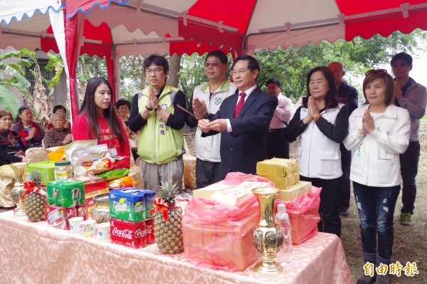 嘉義市樂齡運動遊樂園今天動土，嘉義市長涂醒哲等人焚香祈福工程順利。（記者王善嬿攝）