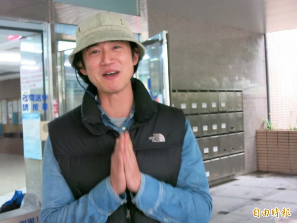 為演好新戲中的律師角色,金鐘影帝吳慷仁低調到新北地院旁聽。(記者陳慰慈攝)