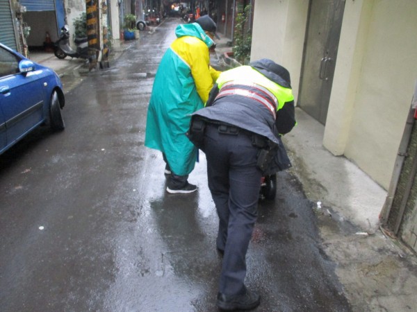 劉姓老翁因電動車雨中沒電卡路中，警推車1.5公里助返家。（記者李容萍翻攝）