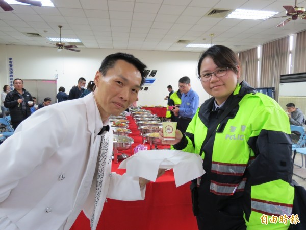 慶祝婦女節，烏日警分局準備外燴慶祝，還有男員警扮成服務生，來服務女員工用餐。（記者蘇金鳳攝）