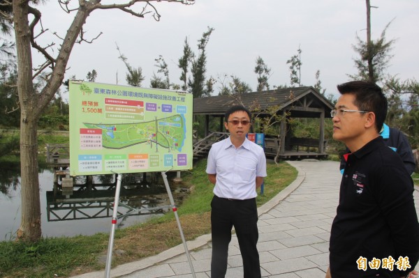 縣長黃健庭(右)視察台東森林公園。(記者張存薇攝)