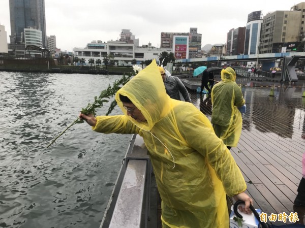 受難者家屬在海洋廣場獻花追思。（記者林欣漢攝）