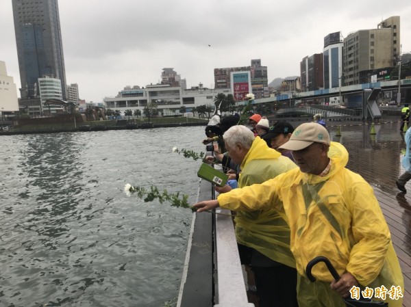 受難者家屬在海洋廣場獻花追思。（記者林欣漢攝）