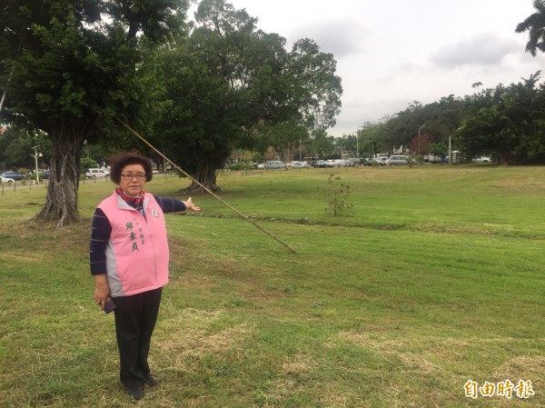 市議員邱素貞建議市府在文小三八用地進行綠美化工程。（記者張瑞楨攝）