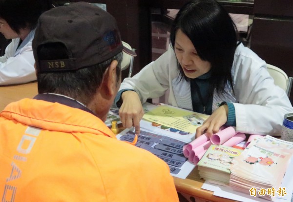 花蓮門諾醫院今在門診大廳舉辦闖關活動,由腎臟內科醫師坐鎮,以衛教問答方式,向民眾推廣腎臟保健觀念。 (記者王峻祺攝)