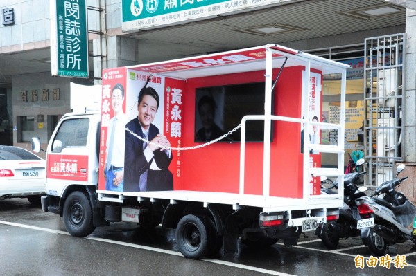 黃永鎮的戰車兼具舞台車、宣傳車功能,相當吸睛。(記者謝武雄攝)
