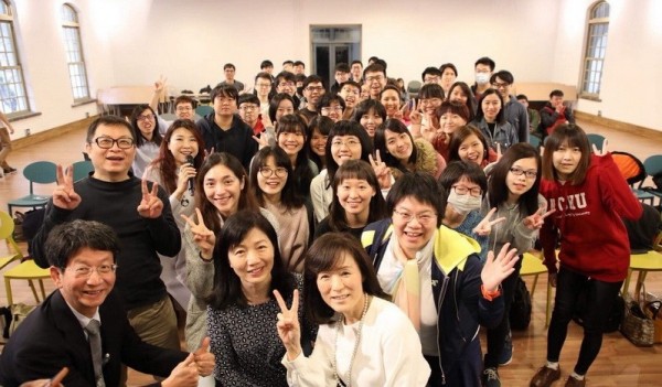 成功大學舉辦「科技女力論壇 」,校長蘇慧貞(圖最前)鼓勵婦女朋友勇於作自己。(記者洪瑞琴翻攝)