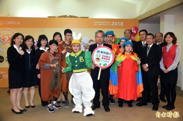 已連續五年力挺憨兒公演活動的聯邦銀行,今年再認購1000張公演票券,還購買3000份喜憨兒庇護工場所生產的點心餐盒,支持喜憨兒推動藝術療育與公演活動。(記者張忠義攝)