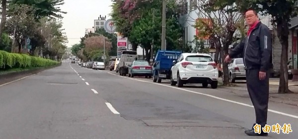 南投縣議員洪明科抨擊南投市南崗路如「乞丐補丁裝」,非但影響市容,更危及民眾行車安全。(記者謝介裕攝)