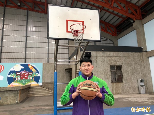 黃柏翔是籃球校隊,平時安靜不多話,未料是個主動助人的小暖男。(記者陳昀攝)