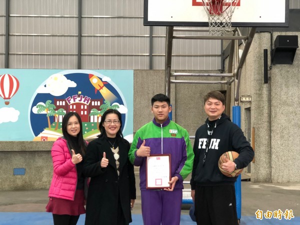 師長對黃柏翔讚譽有加,今天頒發表揚狀。(記者陳昀攝)